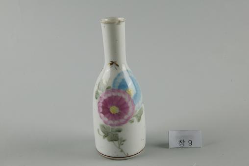 백자 채화 香山이 쓰인 꽃ㆍ나비무늬 병