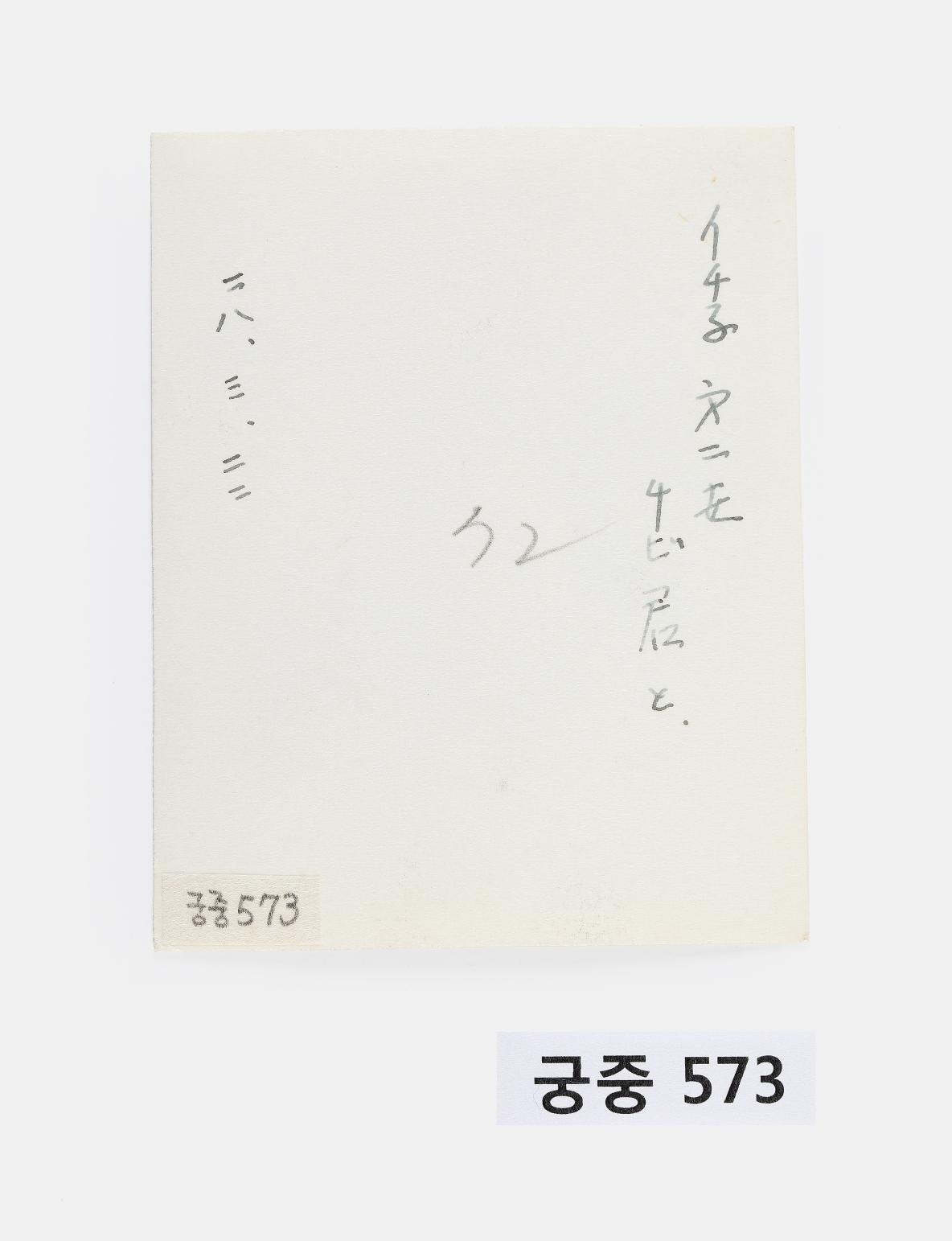 강아지를 안고 있는 여성 사진