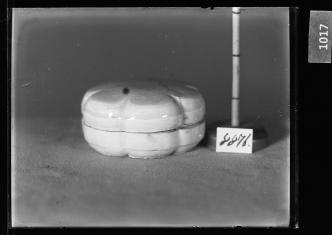 백자양인당초문육화형합 유리건판