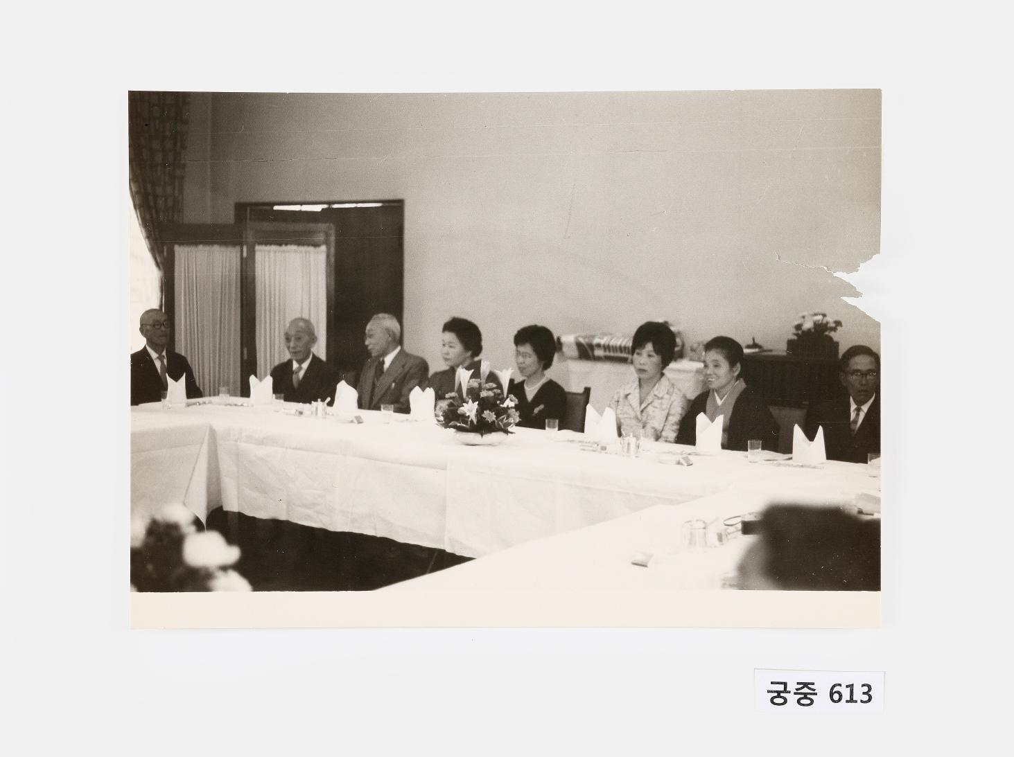 실내에 앉아 있는 사람들 사진