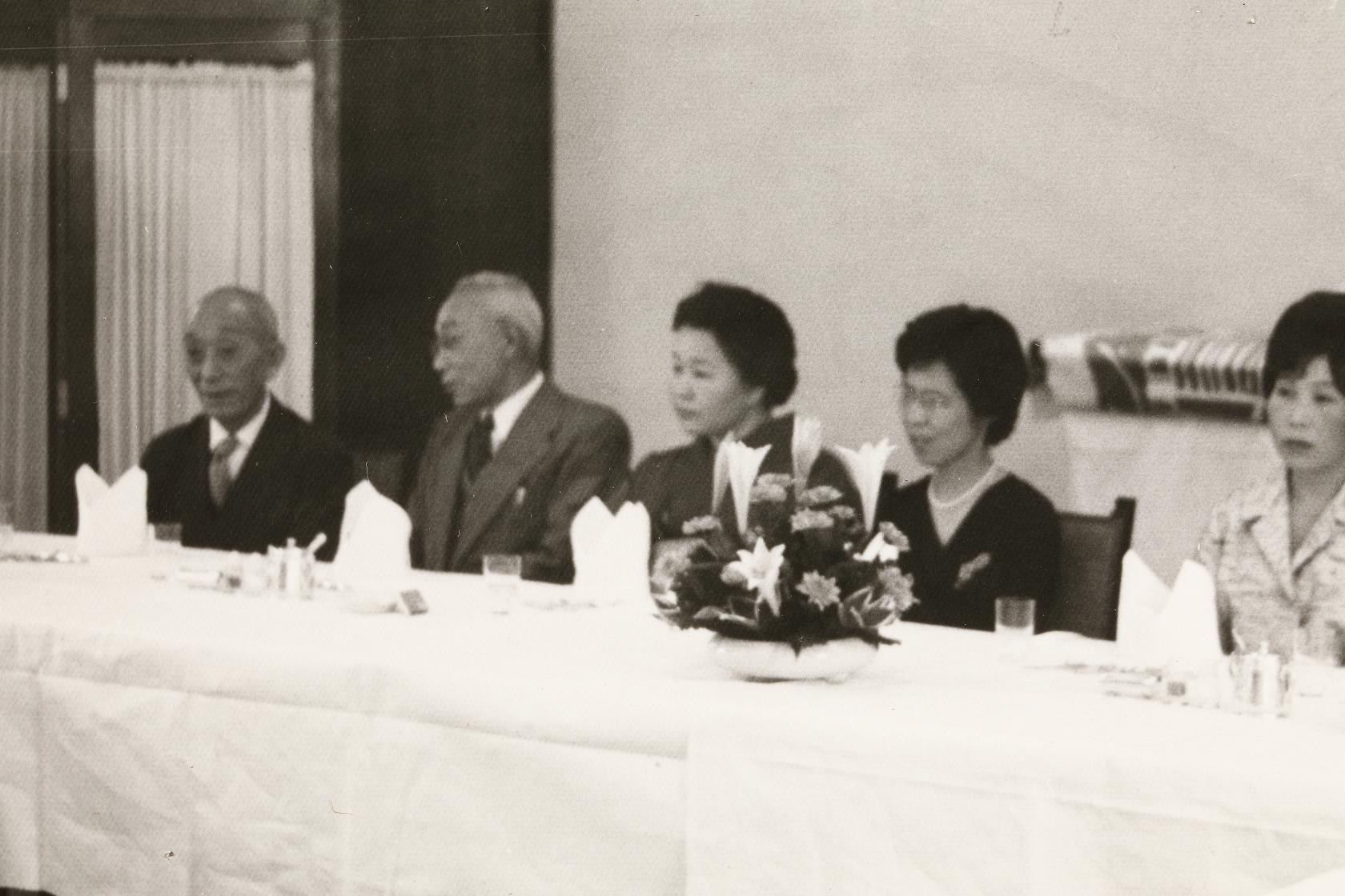 실내에 앉아 있는 사람들 사진