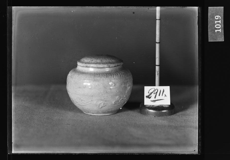 백자양각당초문유개호 유리건판