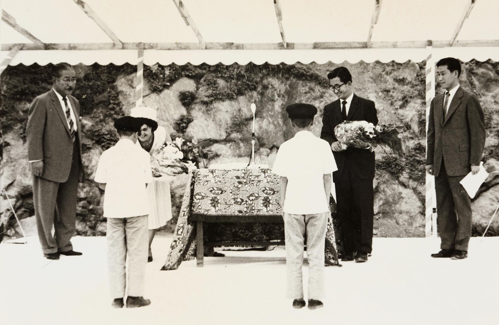 꽃다발을 받는 이구 부부 사진