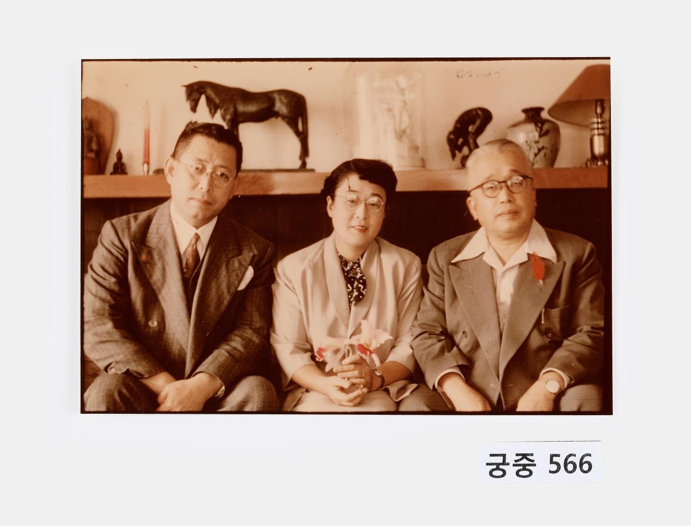 영친왕 부부와 남성 사진