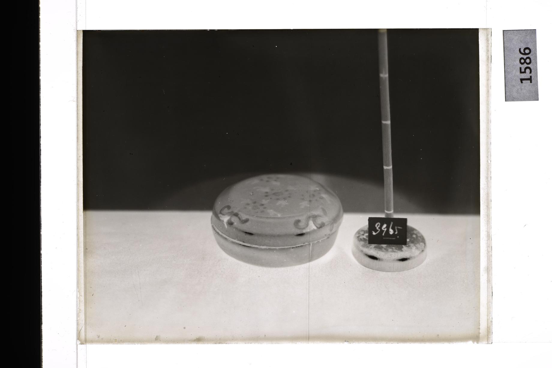 청자철백화국화문합 유리건판