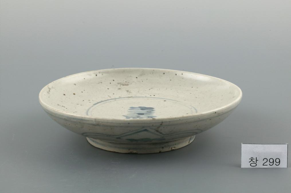 백자 청화 進자가 쓰인 수·여의두무늬 접시