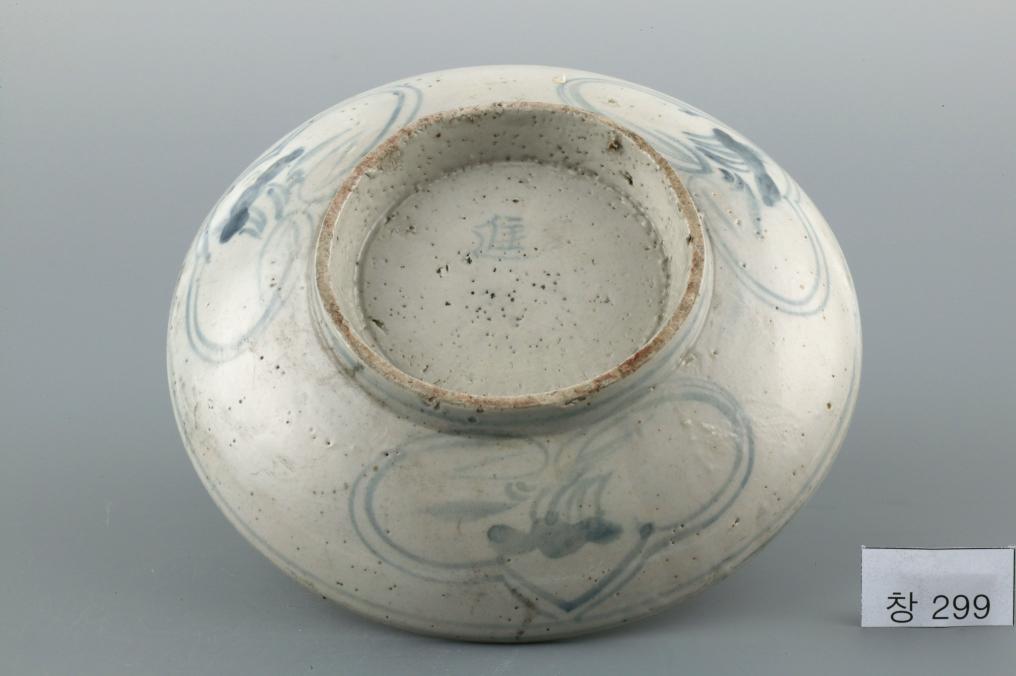 백자 청화 進자가 쓰인 수·여의두무늬 접시