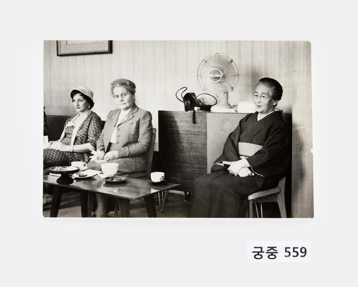 나시모토노미야 이츠코와 여성사진