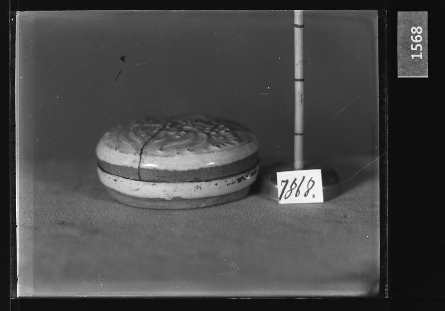 백자양각쌍학문합 유리건판