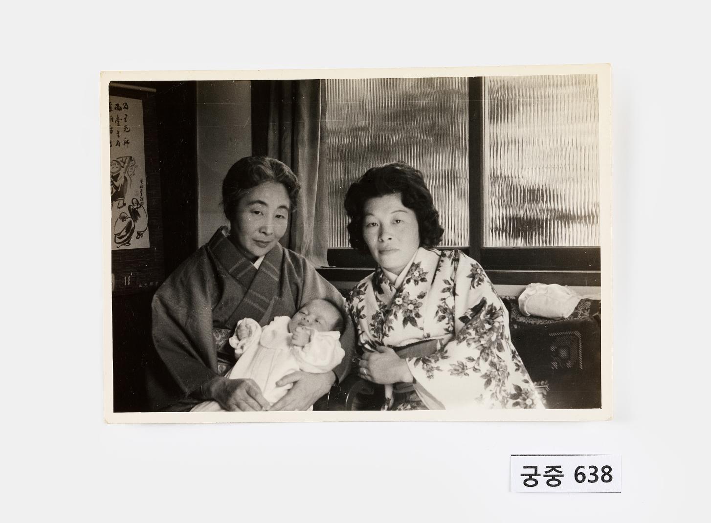 아기를 안고 있는 여성 사진