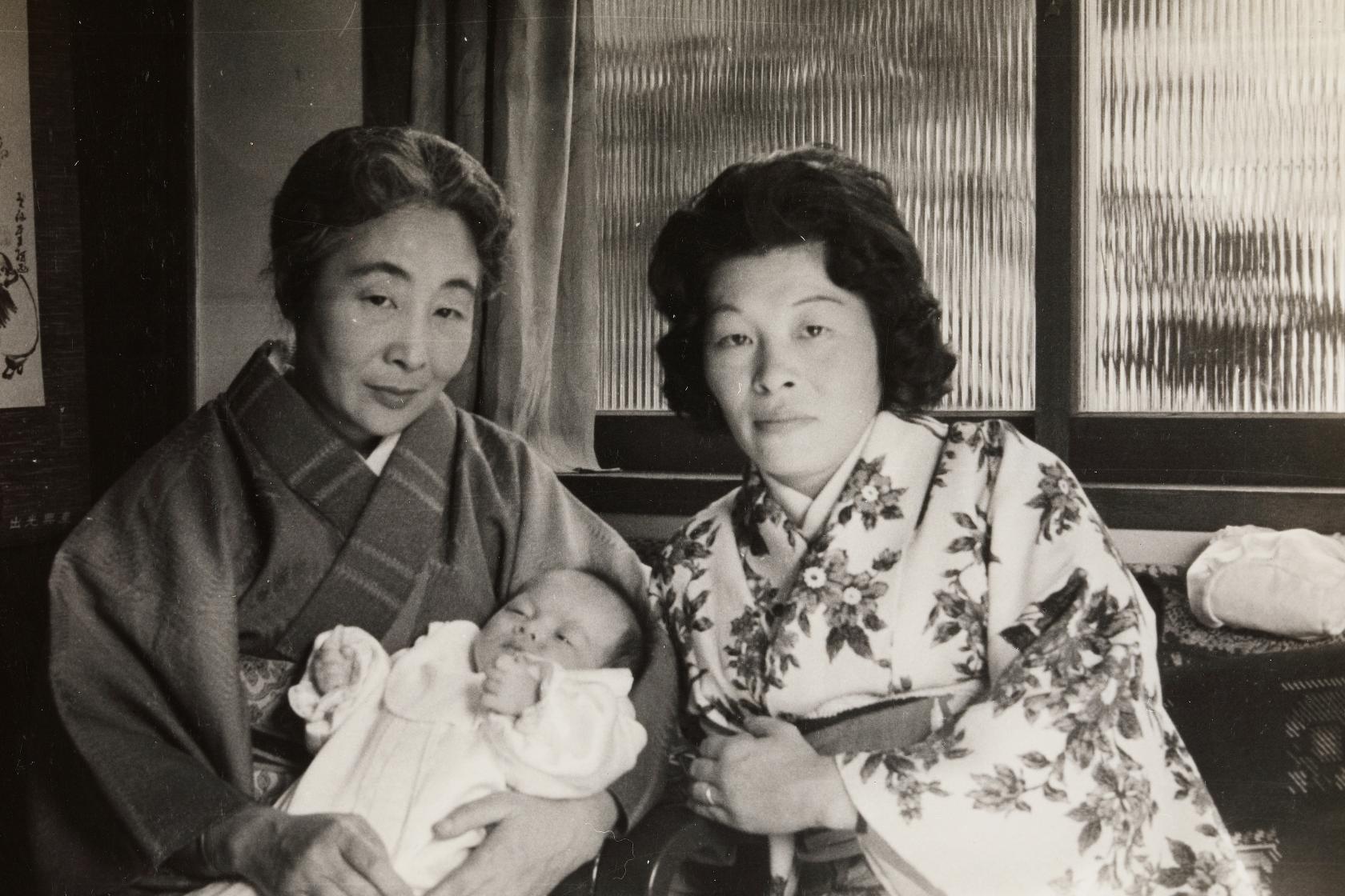 아기를 안고 있는 여성 사진