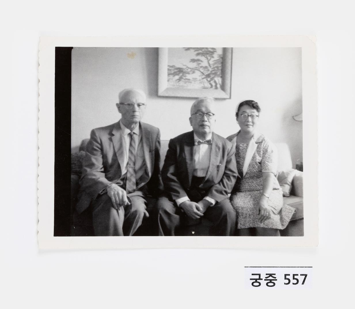 영친왕 부부와 노년 남성 사진