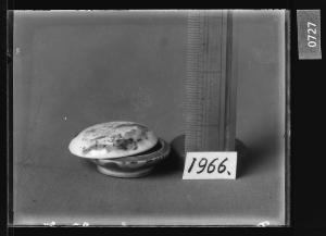 백자청화유개합 유리건판