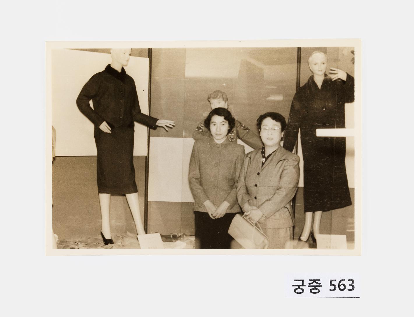 영친왕비와 여성 사진