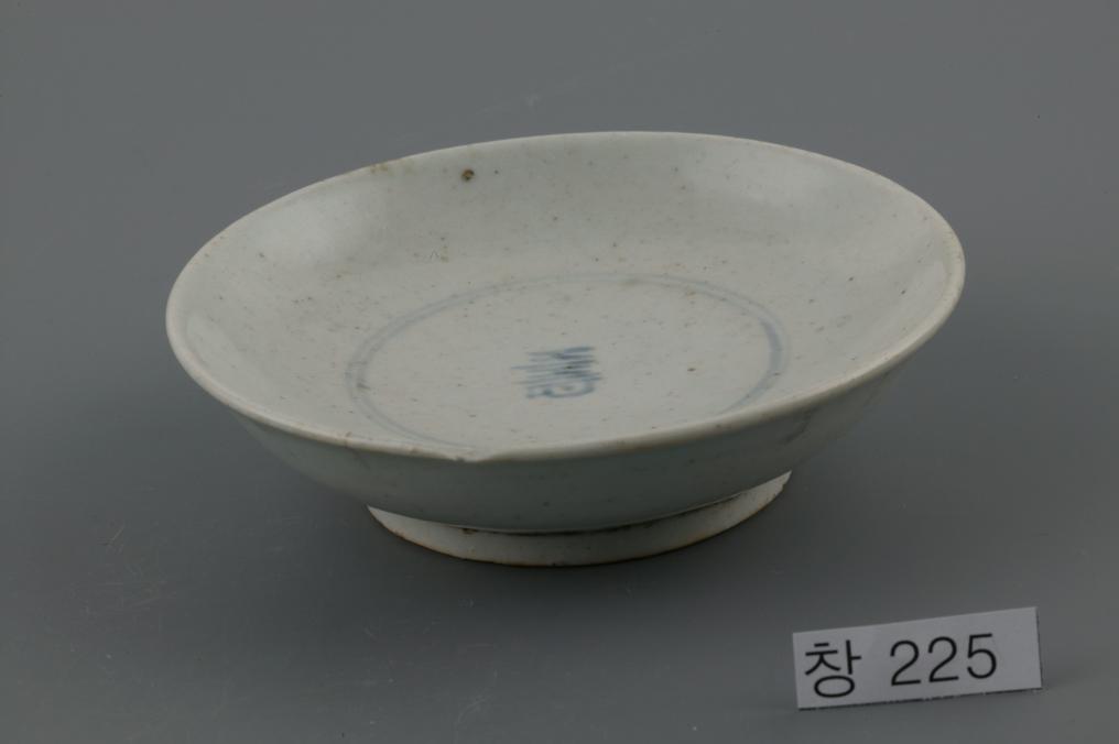 백자청화壽자가쓰인수자무늬접시