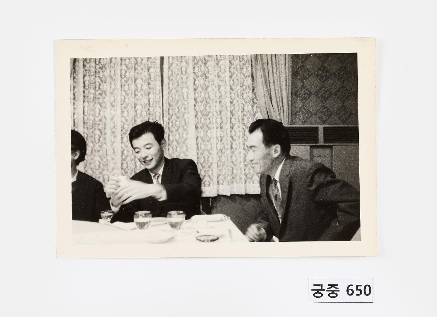 식사하는 남성들 사진