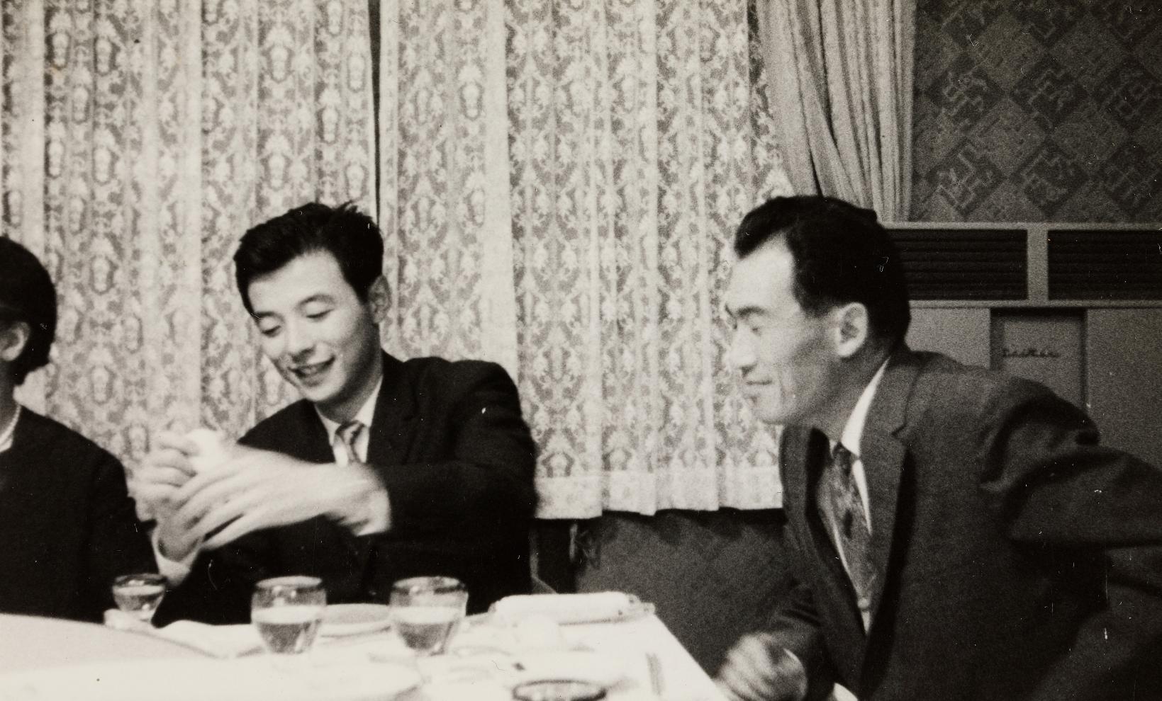 식사하는 남성들 사진