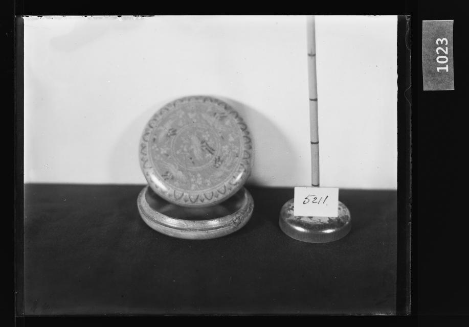 청자상감운학문합 유리건판