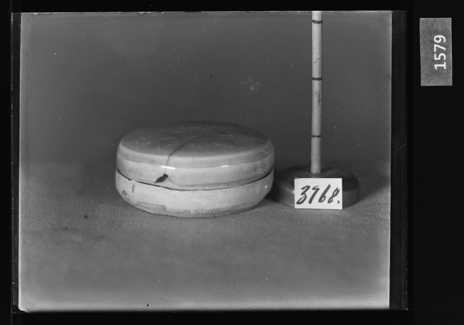 백자양각화문합 유리건판