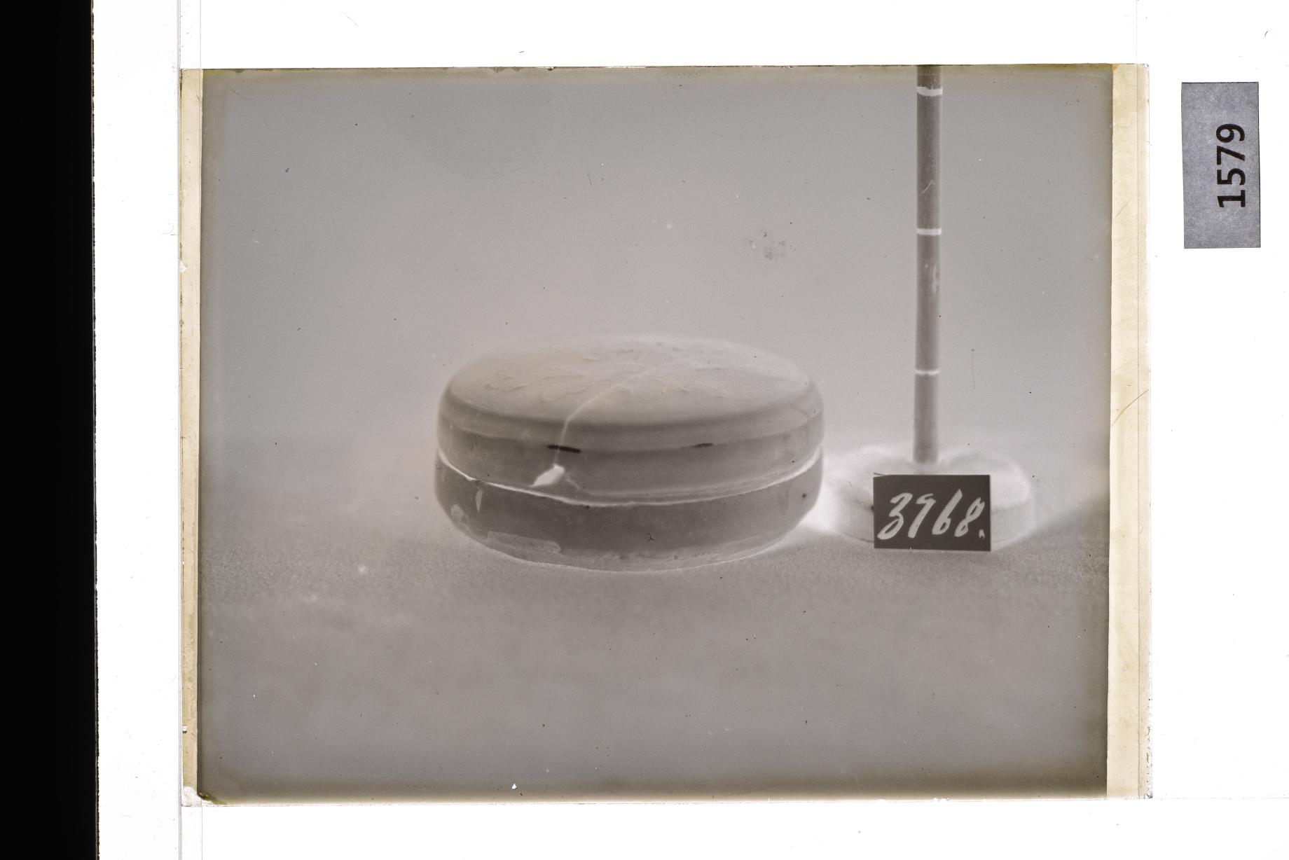 백자양각화문합 유리건판