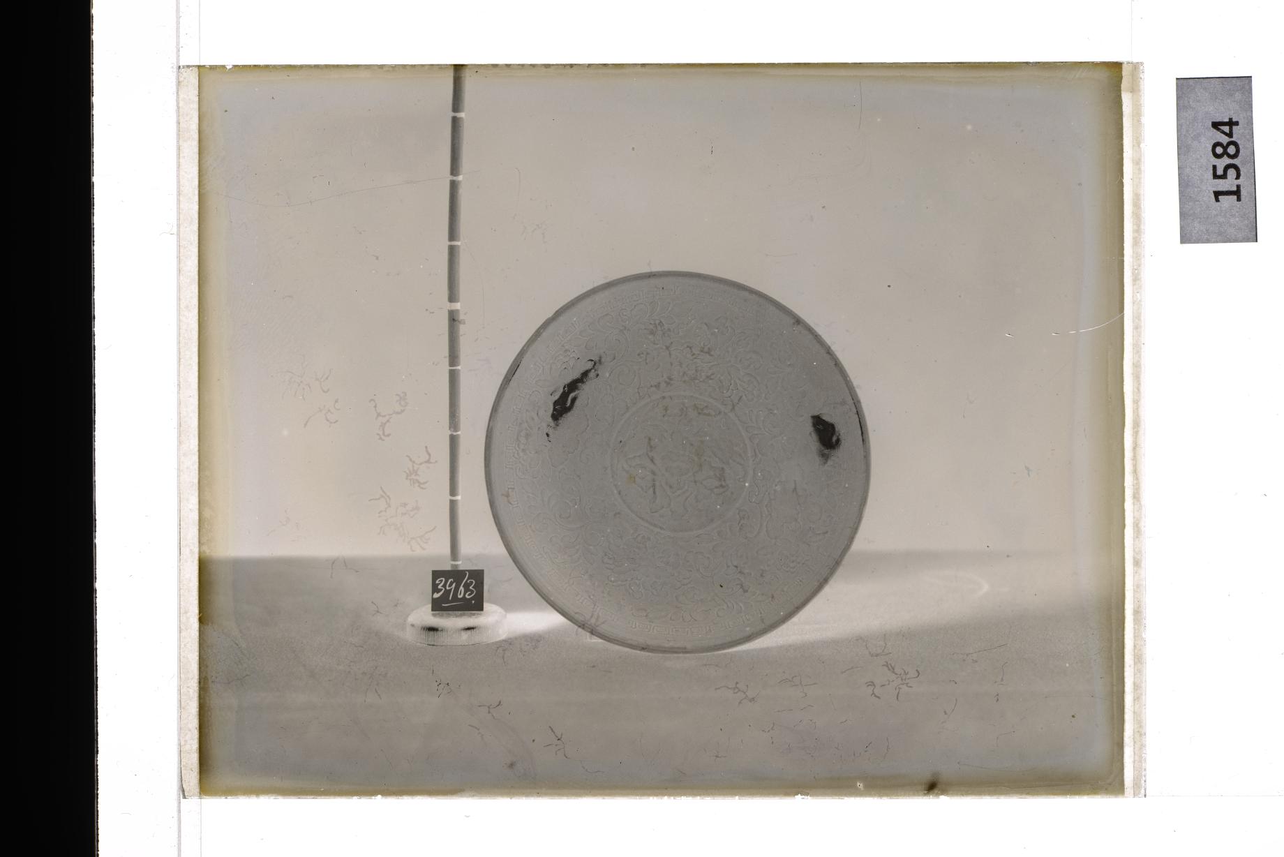 백자압출양각연당초문접시 유리건판