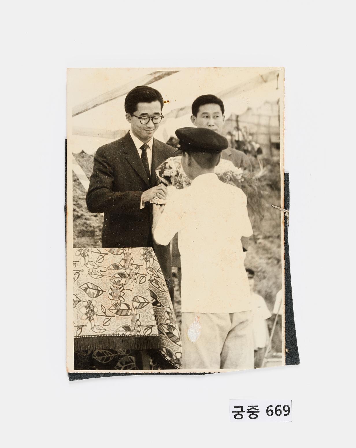 꽃다발을 받는 이구 사진