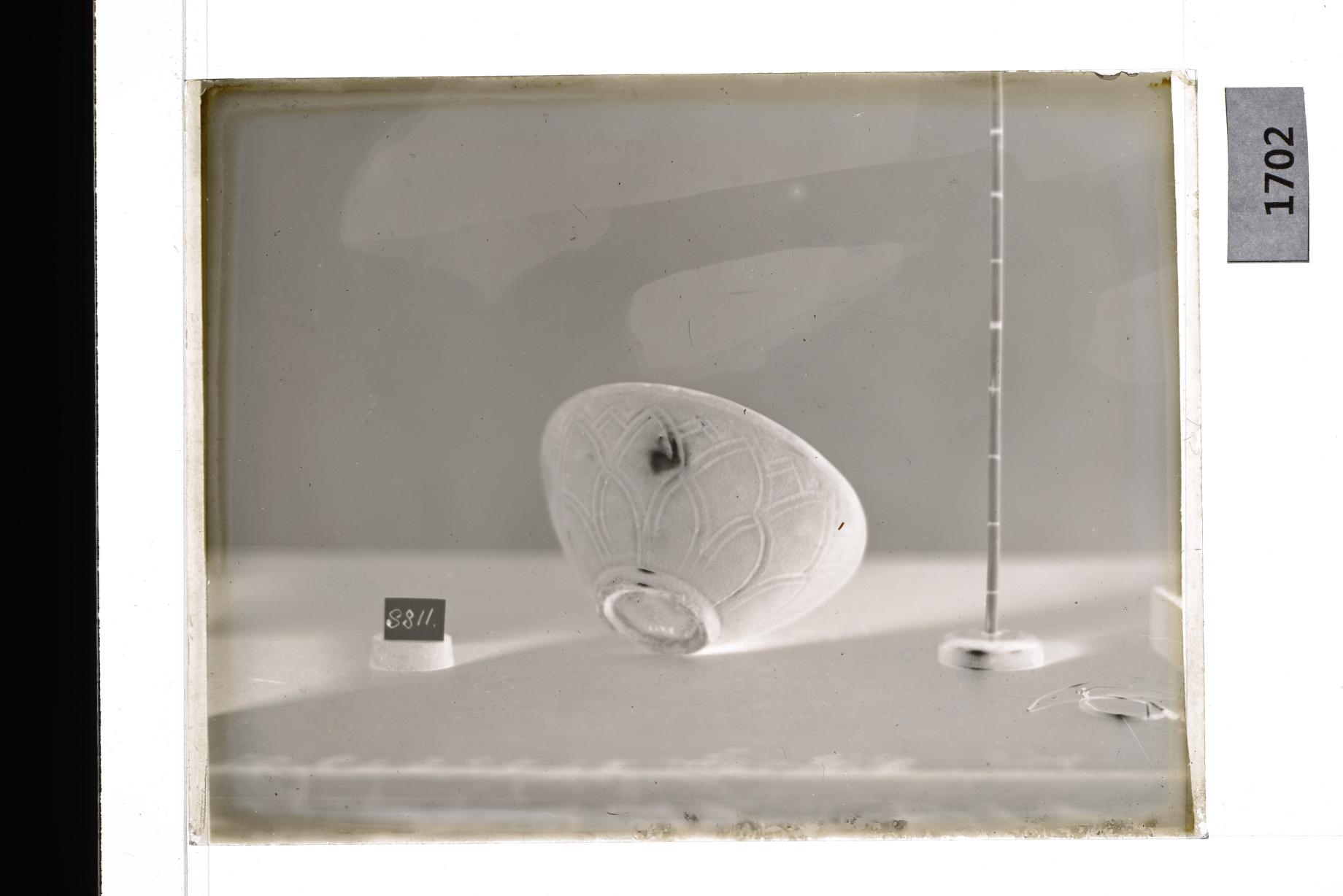 청자음각연판문발 유리건판