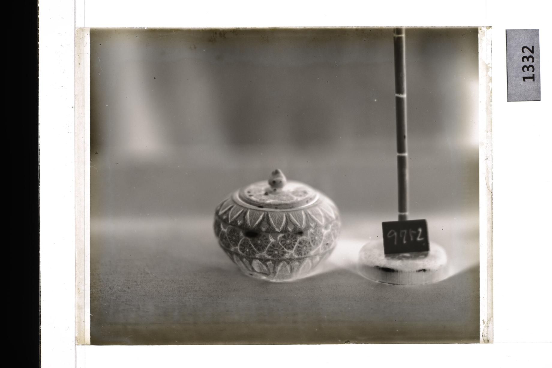 청자상감국당초문유개호 유리건판