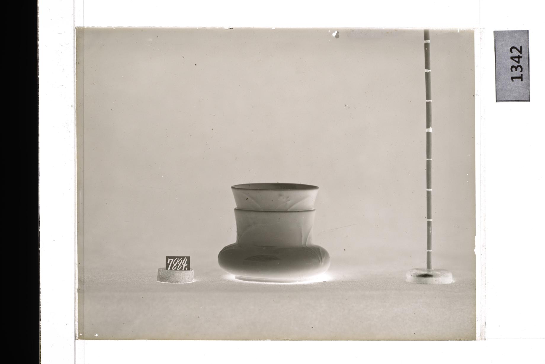 백자양각난초문타구 유리건판