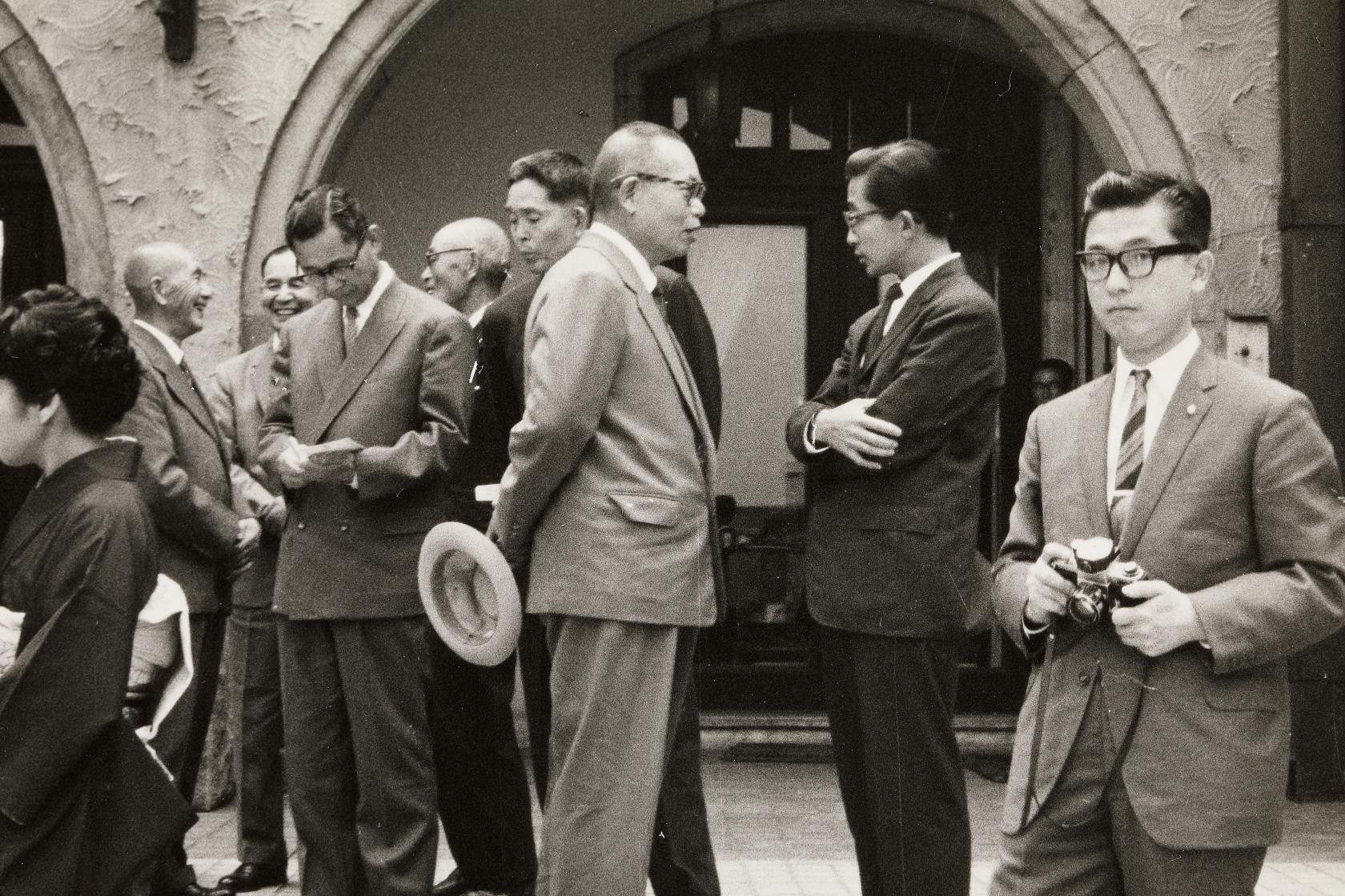 도쿄 아카사카호텔에서 이구와 일행들 사진