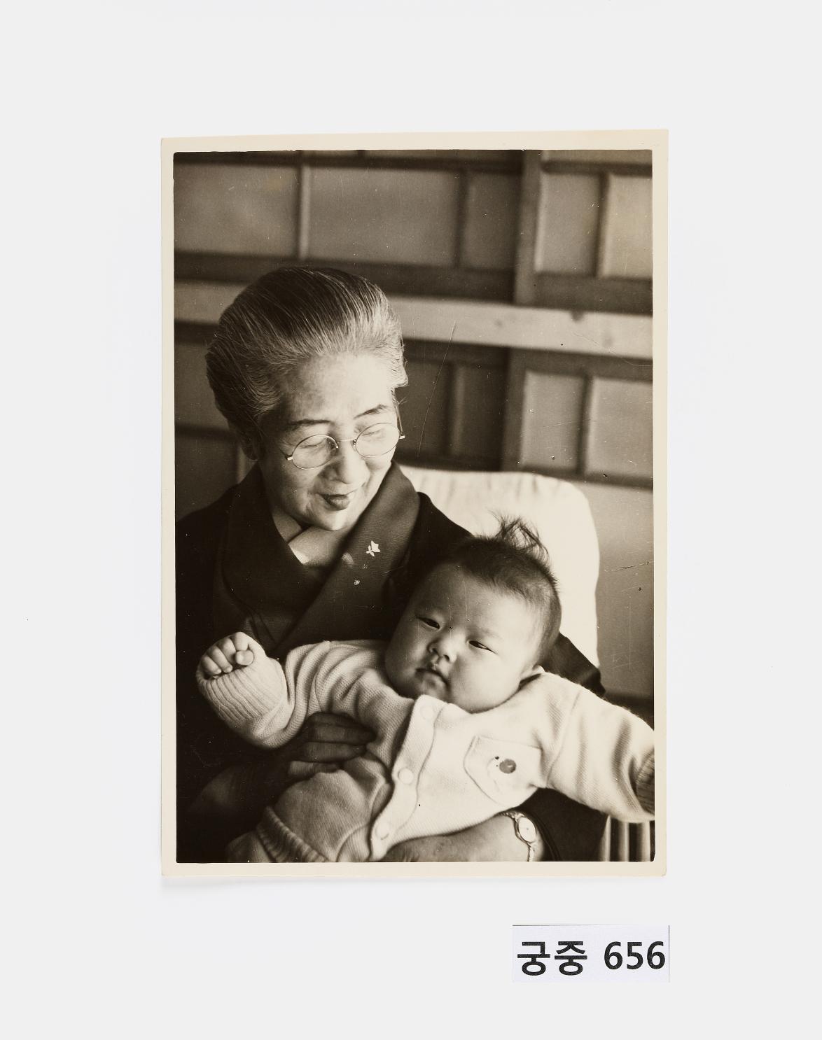 아이를 안고 있는 나시모토노미야 이츠코 사진