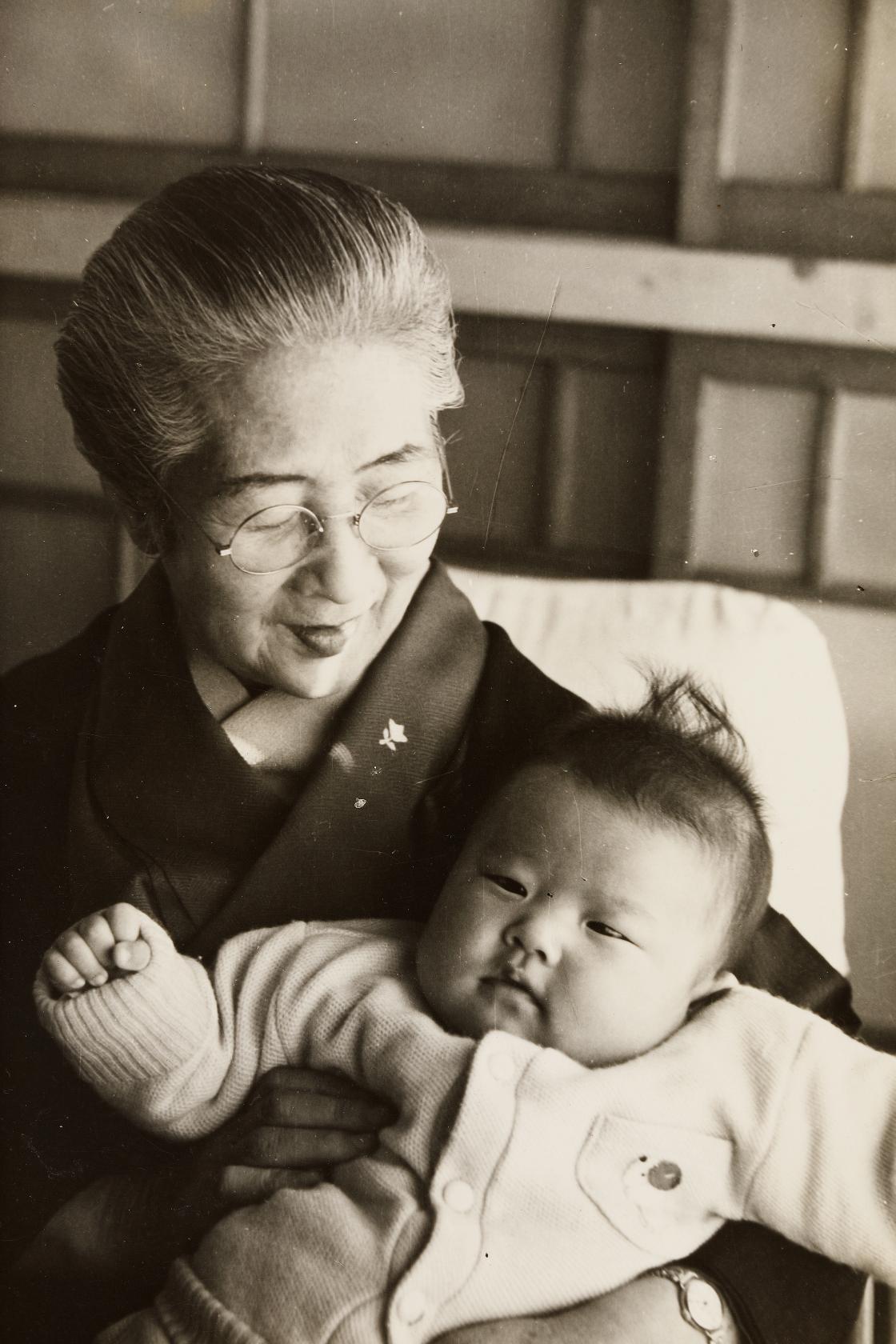 아이를 안고 있는 나시모토노미야 이츠코 사진