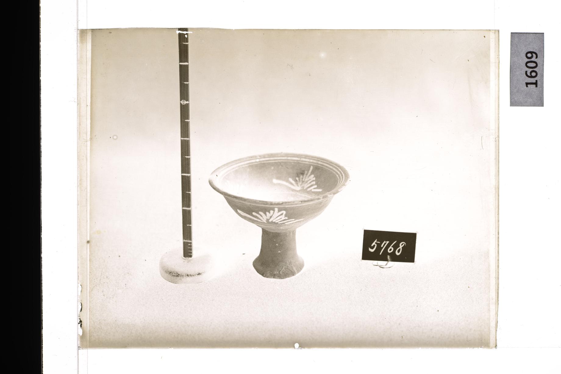 분청사기철화초문고족배 유리건판