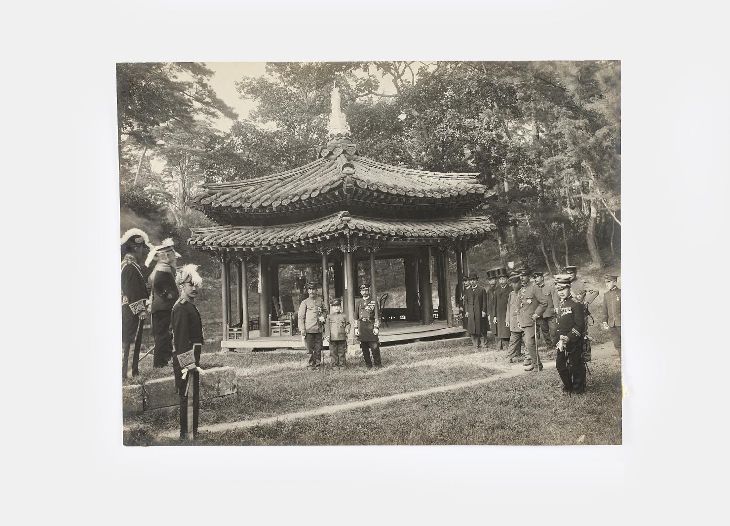 창덕궁 존덕정에서 영친왕과 일행 사진