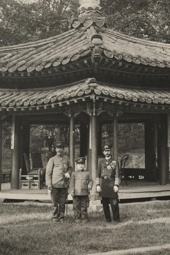 창덕궁 존덕정에서 영친왕과 일행 사진