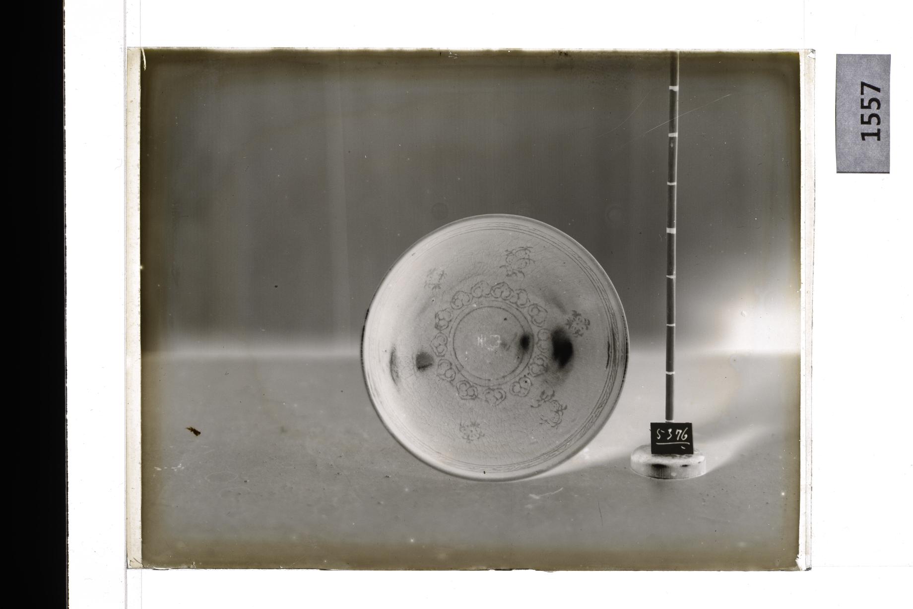 청자상감국화여지문발 유리건판