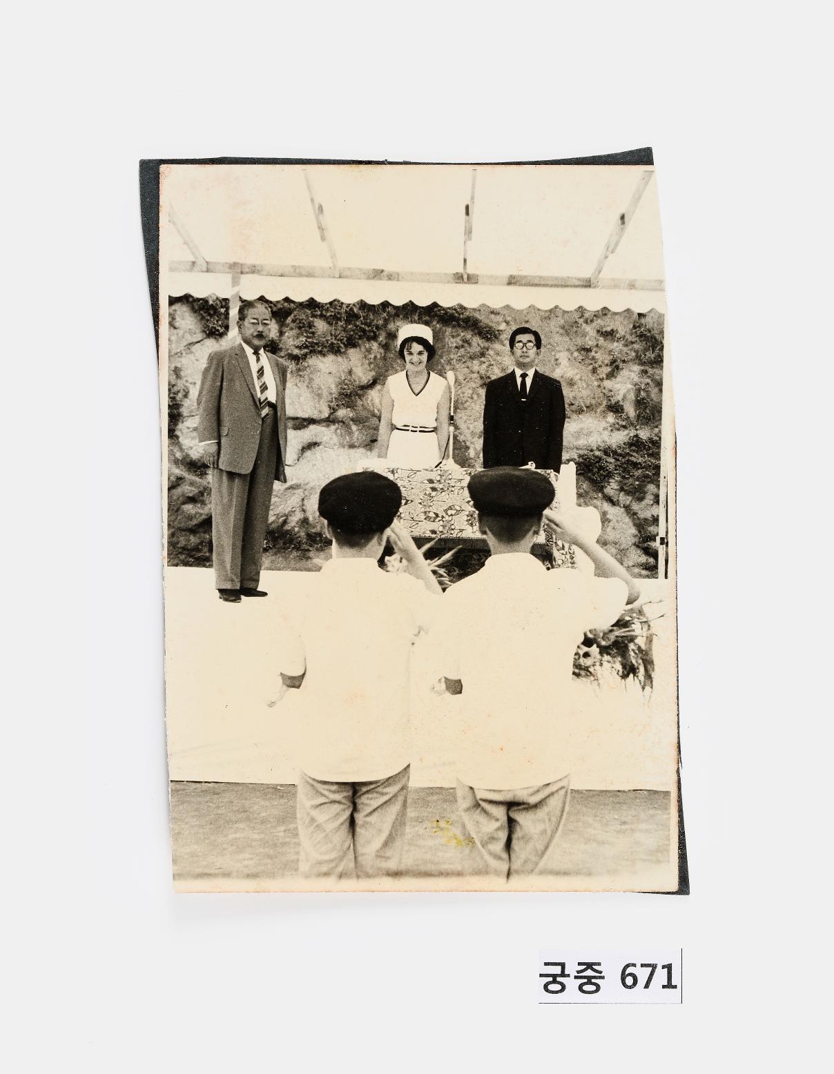 거수경례 받는 이구부부 사진