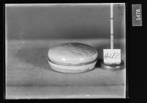 백자양각쌍봉문합 유리건판