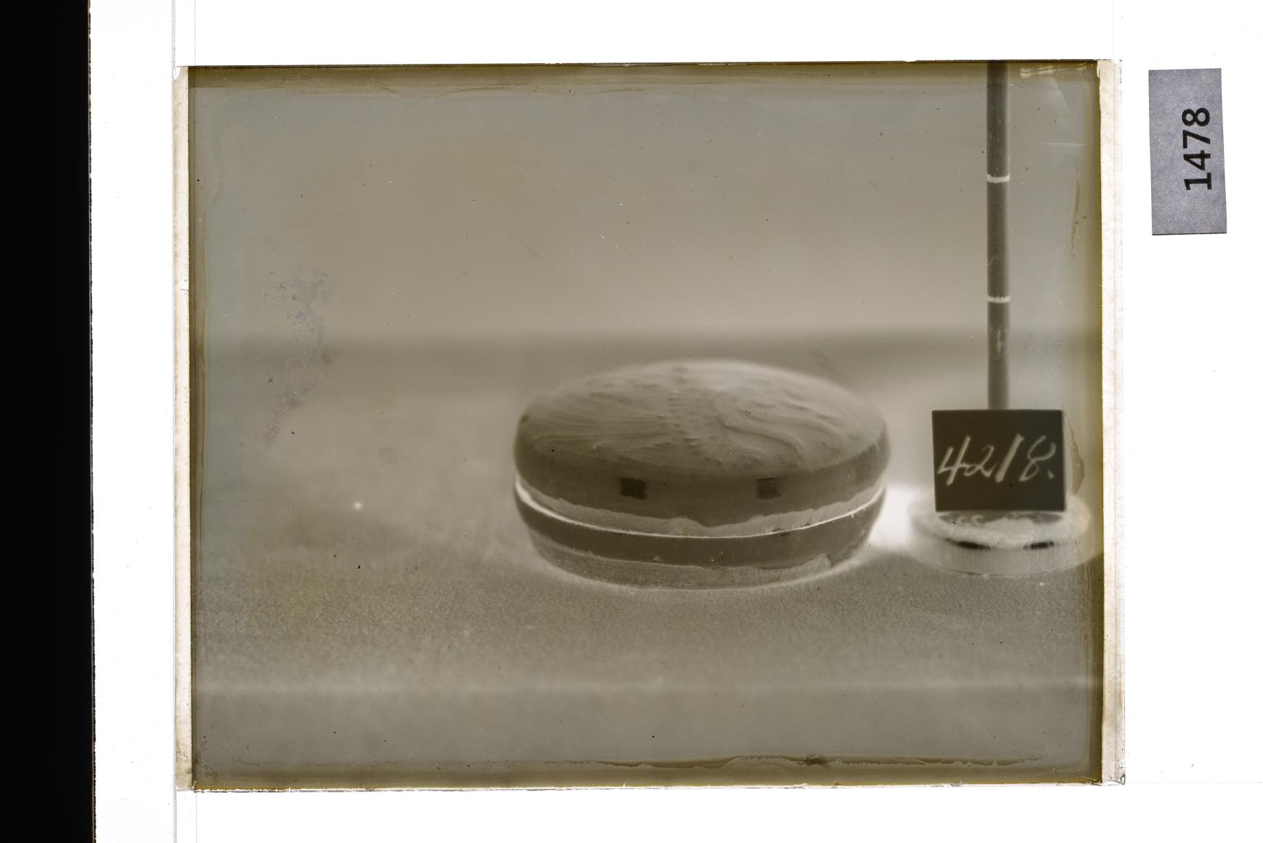 백자양각쌍봉문합 유리건판