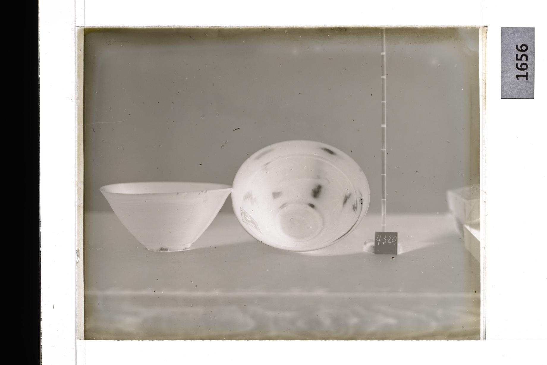 청자음각국당초문완 유리건판